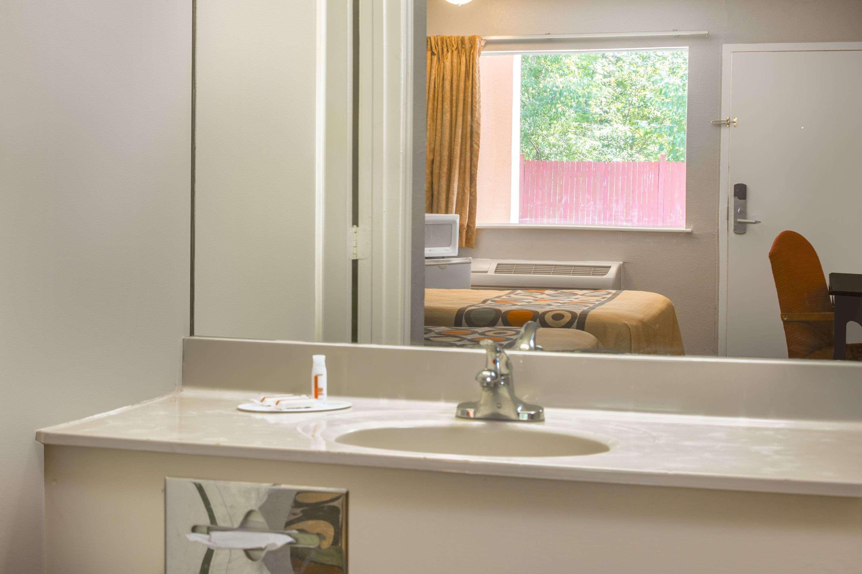Super 8 By Wyndham Durham/University Area Nc Extérieur photo
